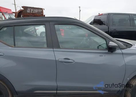 2021 Nissan Kicks Sr Xtronic Cvt z USA, uszkodzony, nr VIN 3N1CP5DV9ML559506